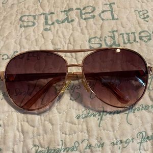 Rose gold aviator like sunglasses